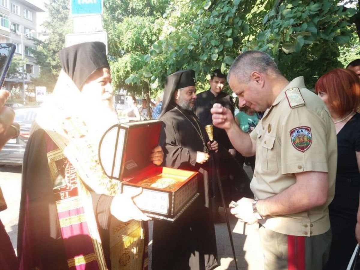 Старозагорци посрещнаха частица от мощите на св. Йоан Рилски Чудотворец 
