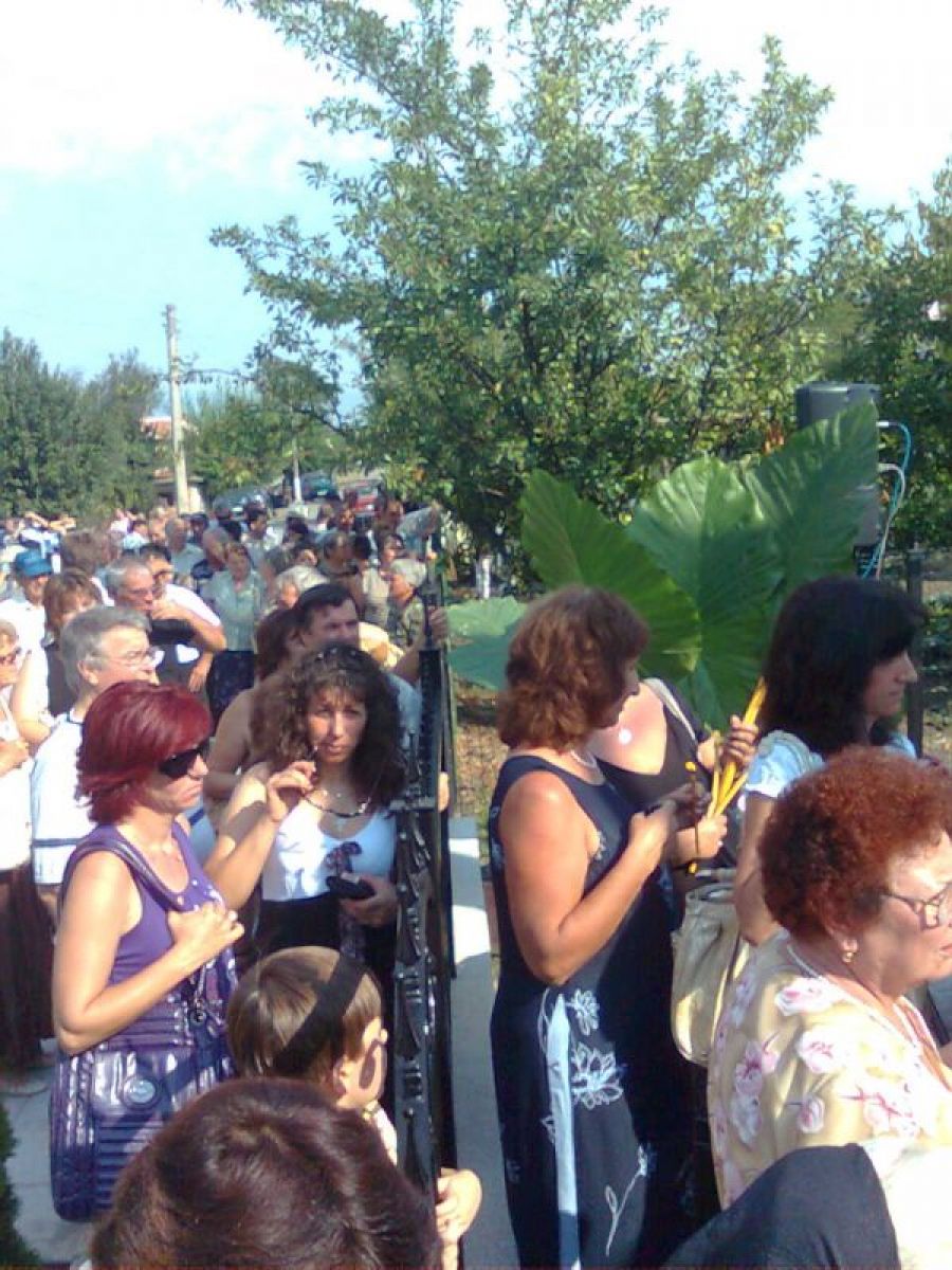 На откриването на храма присъстваха почти всички жители на селото и стотици гости от съседните населени места