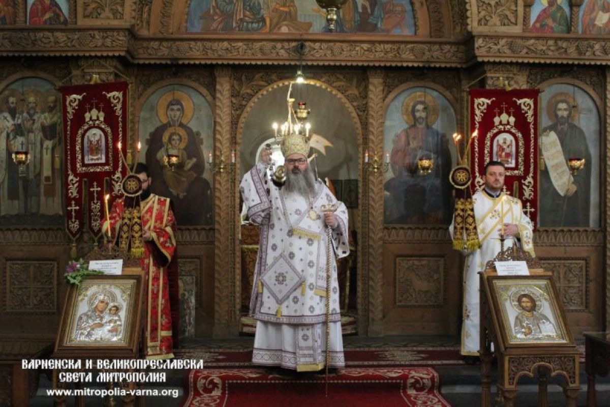 Архиерейска Света Литургия и награждаване с офикия в храм 'Св. Три Светители'  – град Шумен