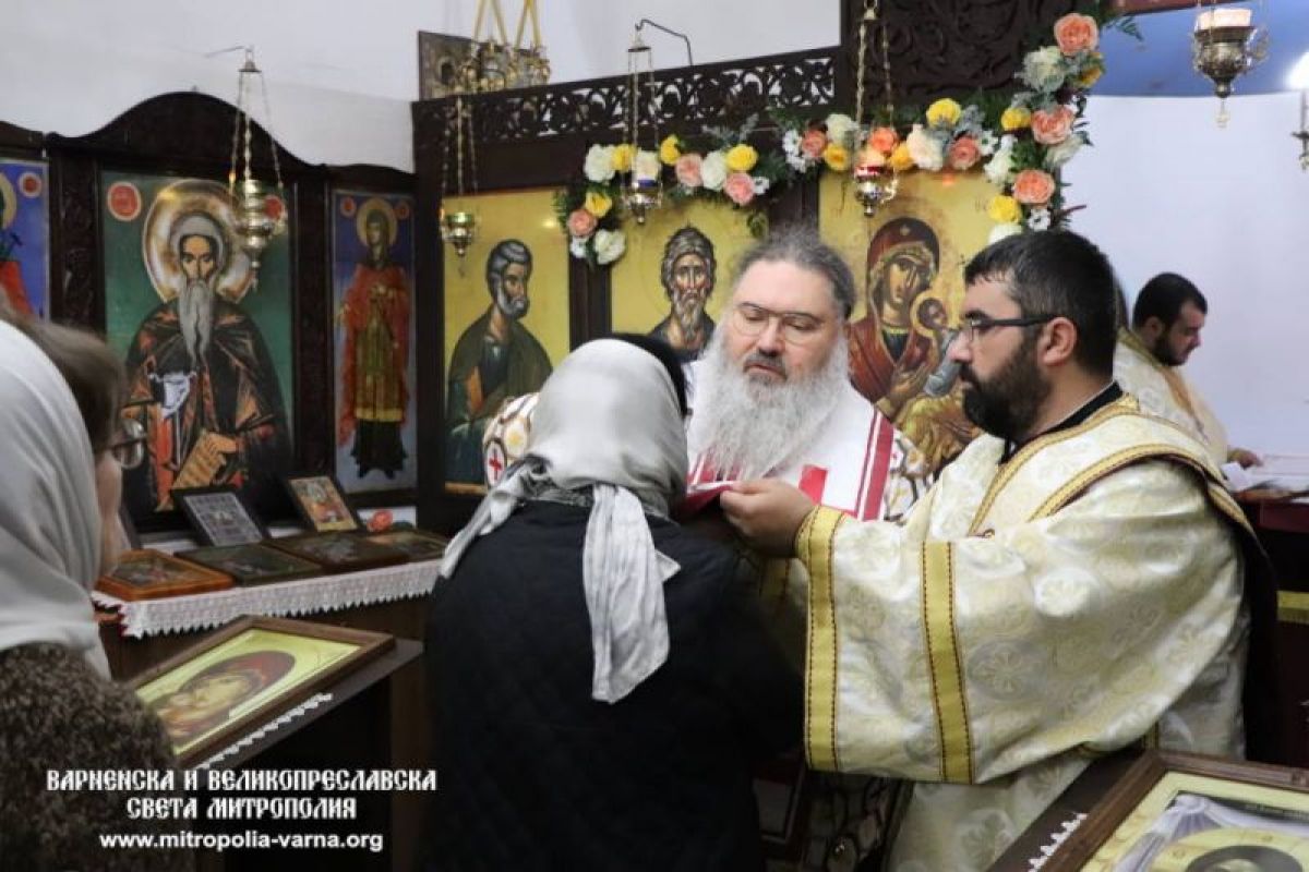 Храмов празник и награждаване с офикия във варненския храм 'Св. ап. Андрей Първозвани'