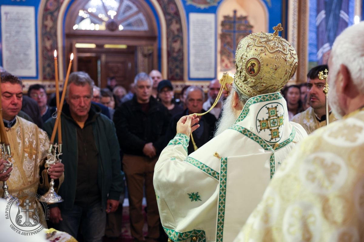 На Петковден Архиерейска света Литургия във варненския храм Света Петка-003.jpg
