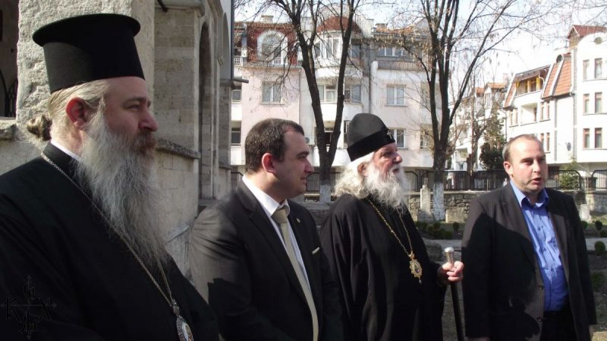 Митрополит Дометиан взе участие в облагородяването на двора на Видинската джамия