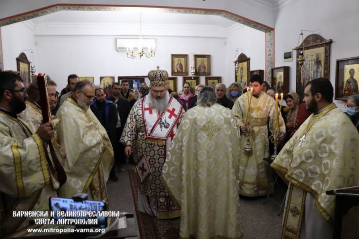 Храмов празник и награждаване с офикия във варненския храм 'Св. ап. Андрей Първозвани'