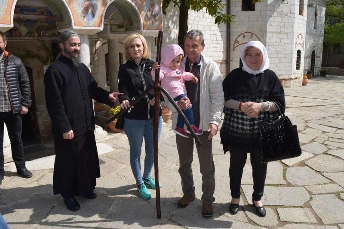 Спонтанно, малката христианка Даяна се реши да се хване за кръста на св.Нина