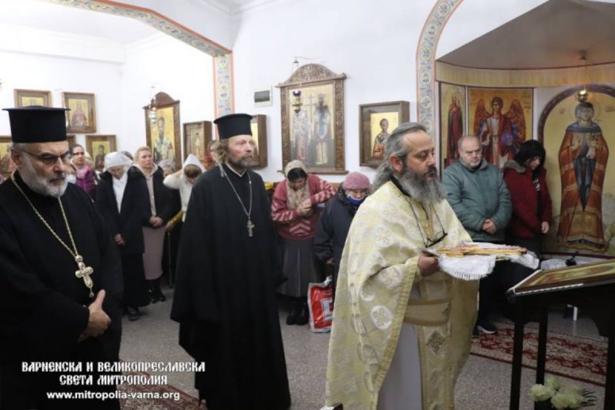 Храмов празник и награждаване с офикия във варненския храм 'Св. ап. Андрей Първозвани'