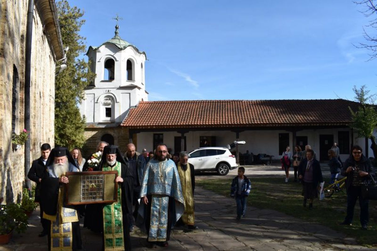 Троян посрещна иконата „Св. Богородица Осеновица“