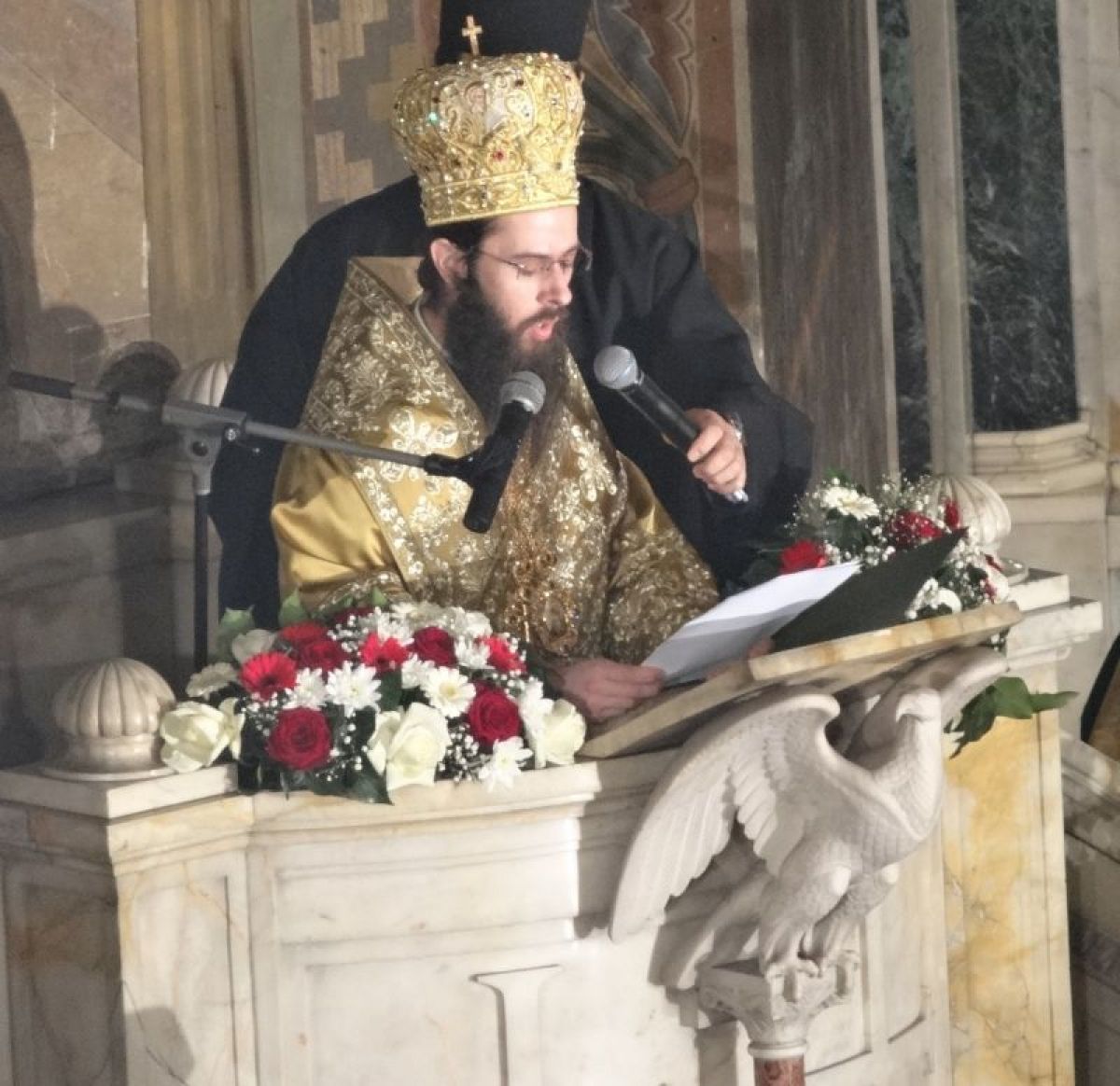 Знеполският еп. Арсений чете решението за канонизирането на св. Серафим