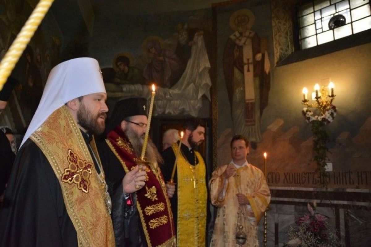 Първи молебен при св. Серафим в криптата на Руската църква