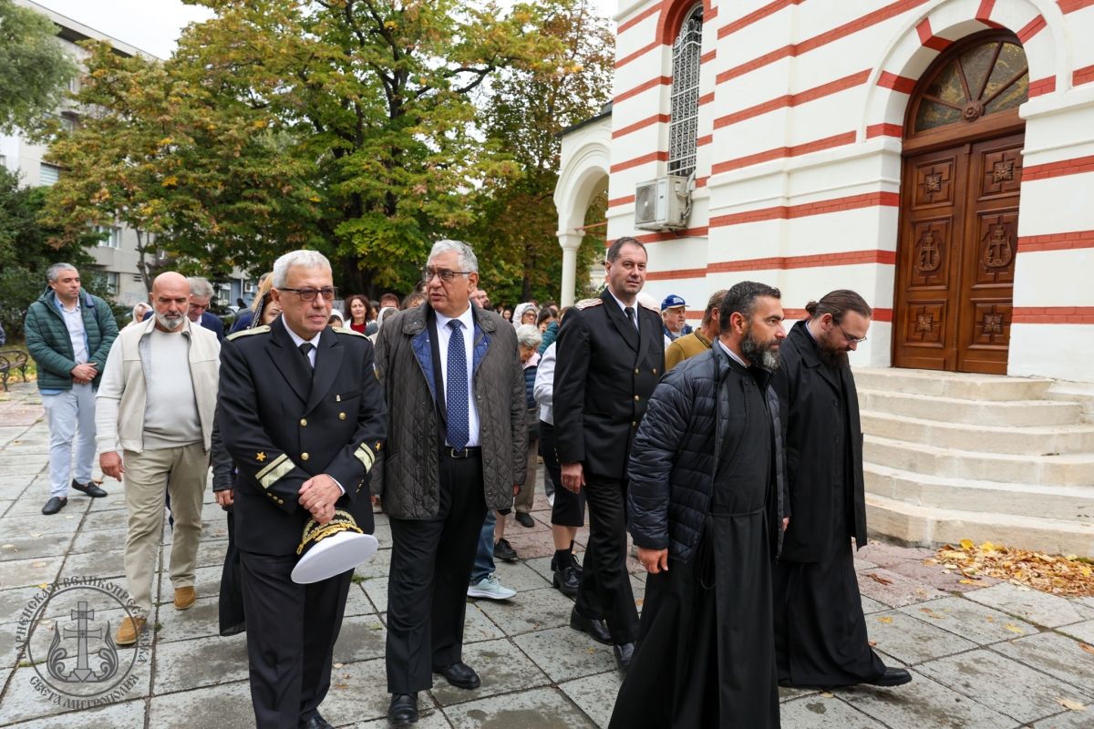 На Петковден Архиерейска света Литургия във варненския храм Света Петка-013.jpg