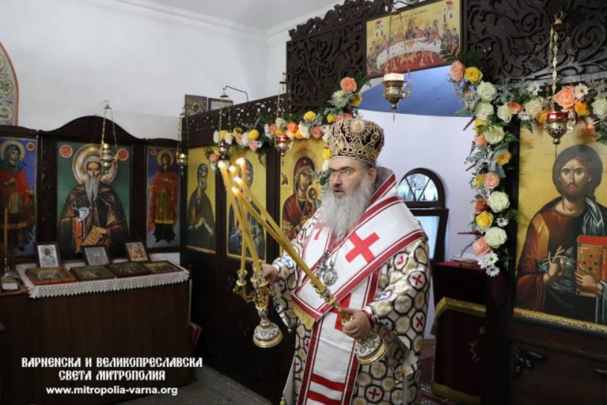 Храмов празник и награждаване с офикия във варненския храм 'Св. ап. Андрей Първозвани'