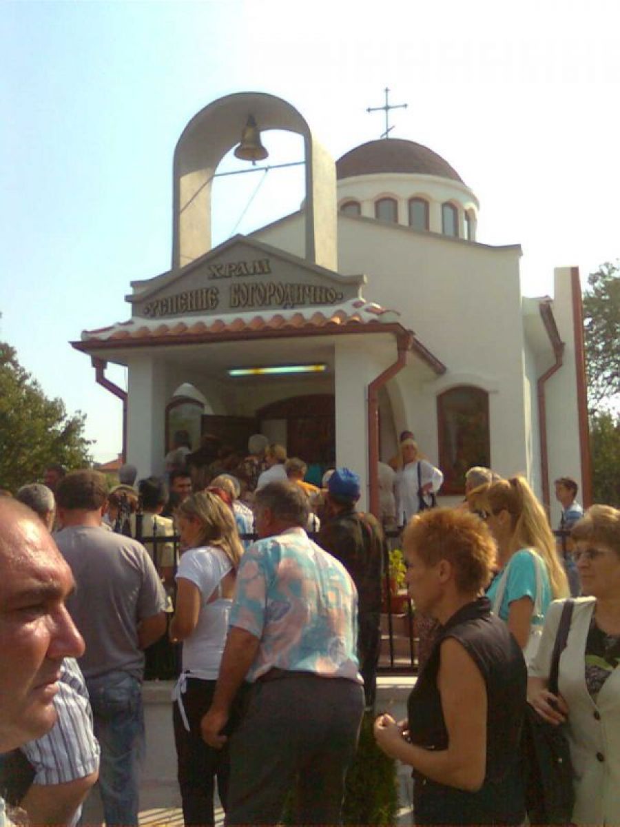 След като откри храма Митрополит Иоаникий поръси присъстващите за здраве и благоденствие 