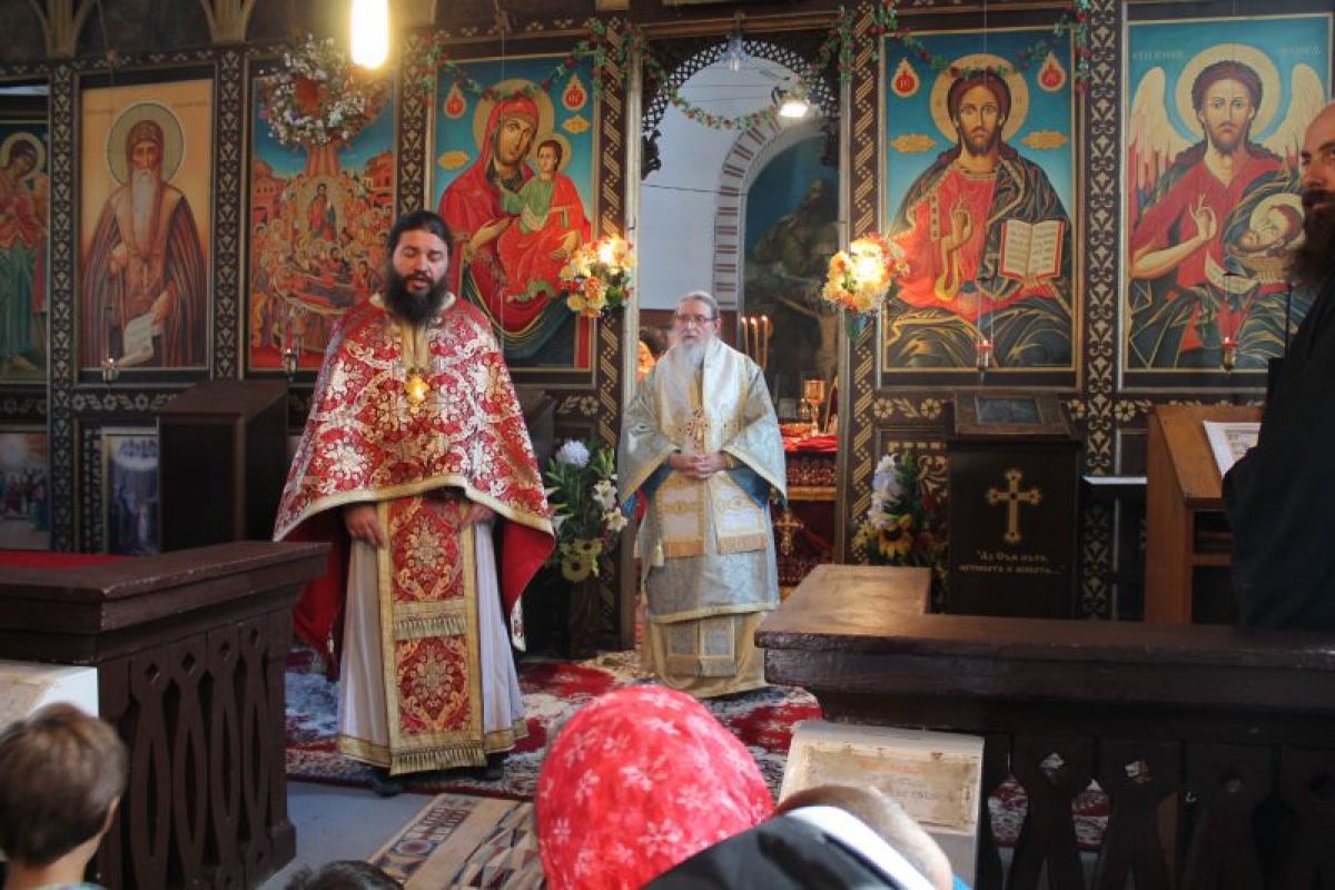 Архиерейска литургия в сливенския храм 'Успение Богородично'