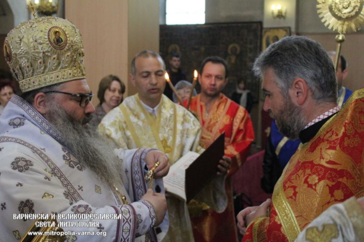 Архиерейска Света Литургия и награждаване с офикия в храм 'Св. Три Светители'  – град Шумен