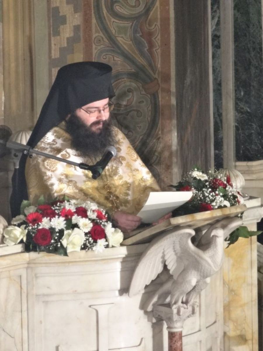 Архим. Герасим чете Патриаршеското и синодално слово за прославлението