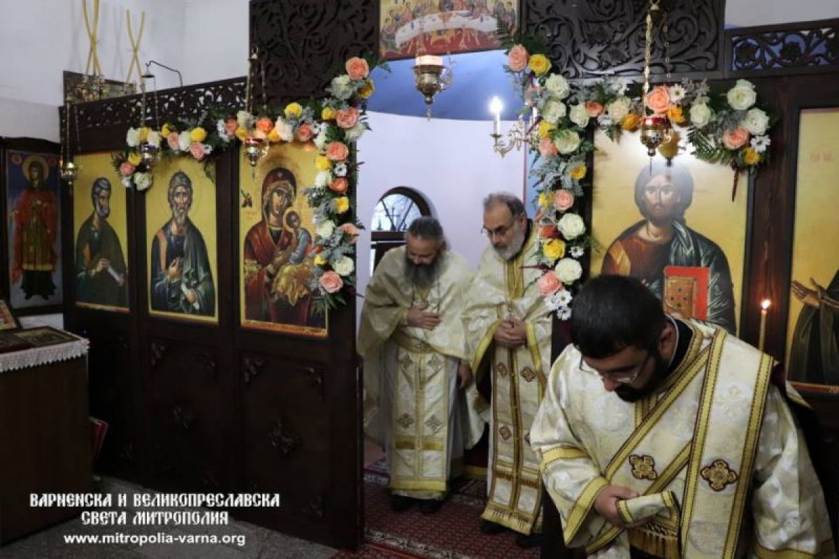 Храмов празник и награждаване с офикия във варненския храм 'Св. ап. Андрей Първозвани'