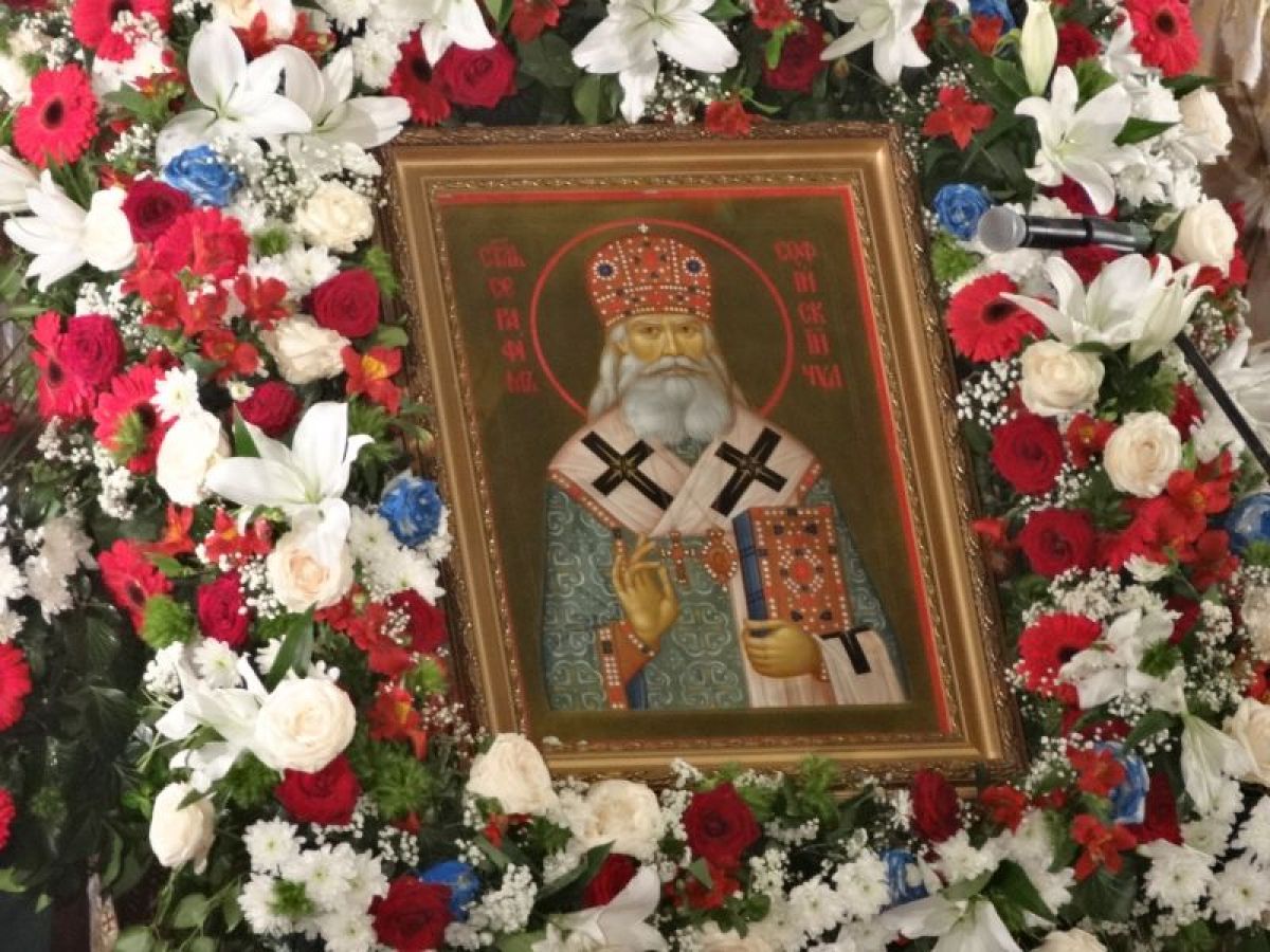 Иконата на светител Серафим върху аналоя