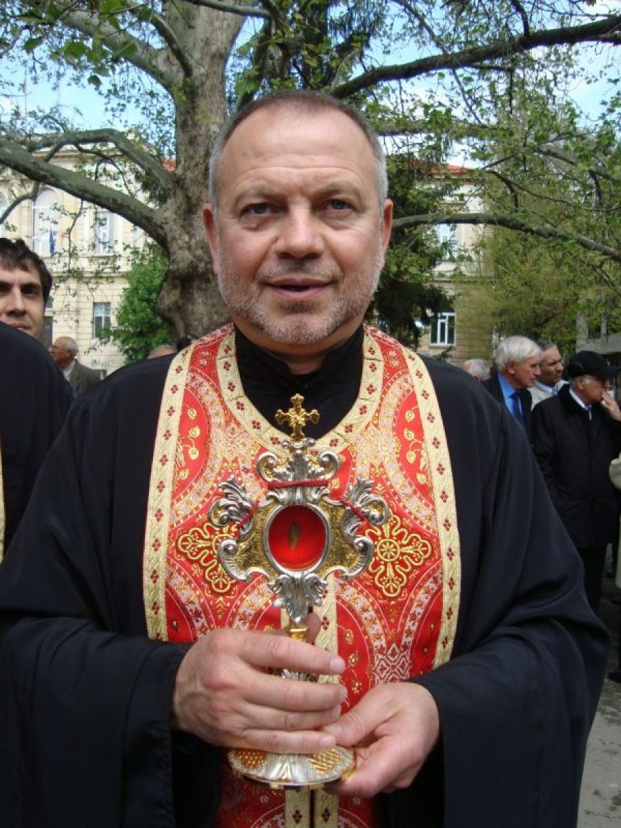 Прот. Владимир с мощите на св. Георги