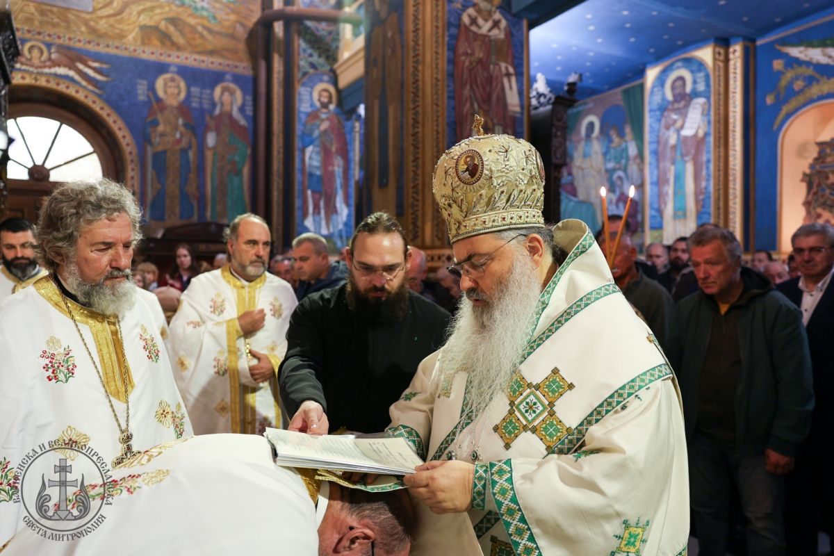 На Петковден Архиерейска света Литургия във варненския храм Света Петка-004.jpg