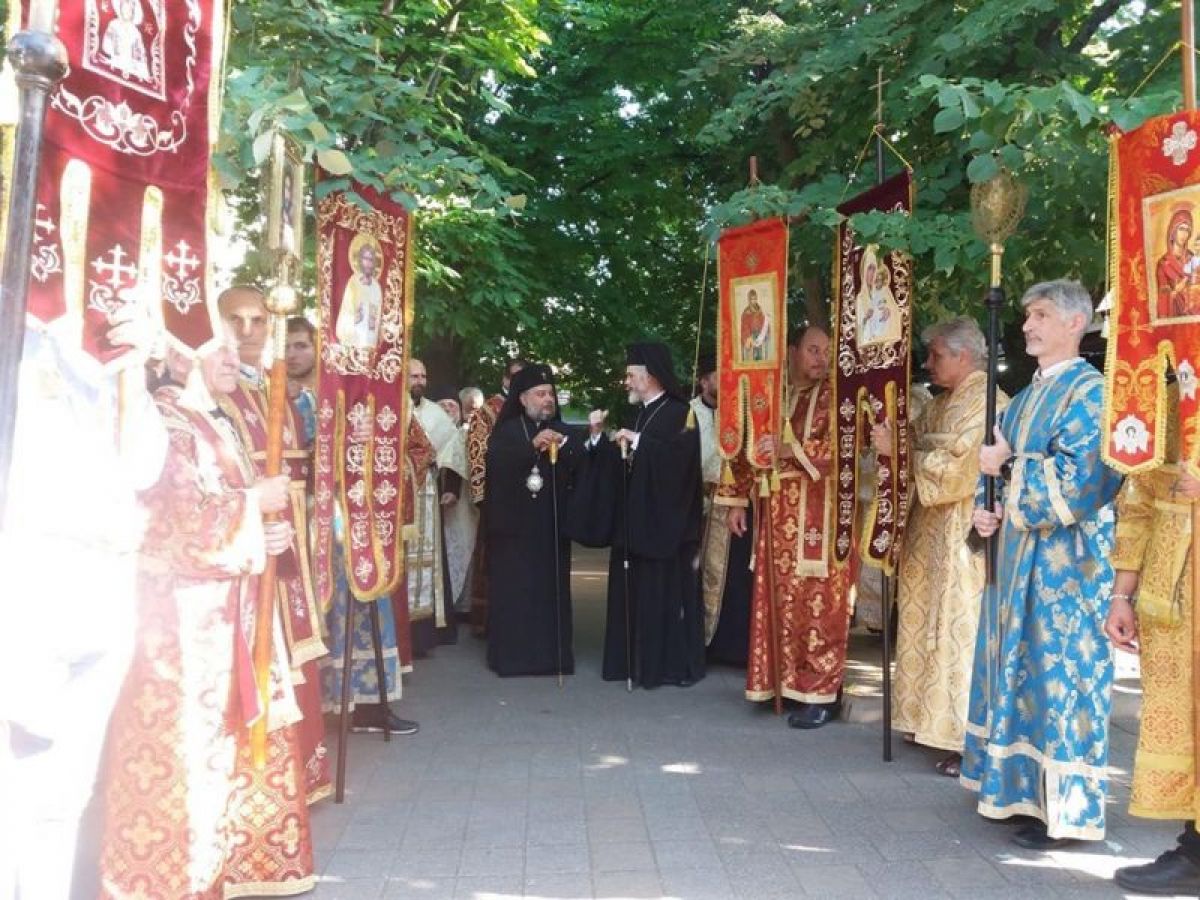 Старозагорци посрещнаха частица от мощите на св. Йоан Рилски Чудотворец 