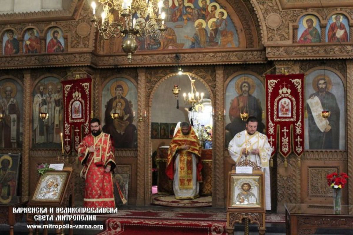 Архиерейска Света Литургия и награждаване с офикия в храм 'Св. Три Светители'  – град Шумен