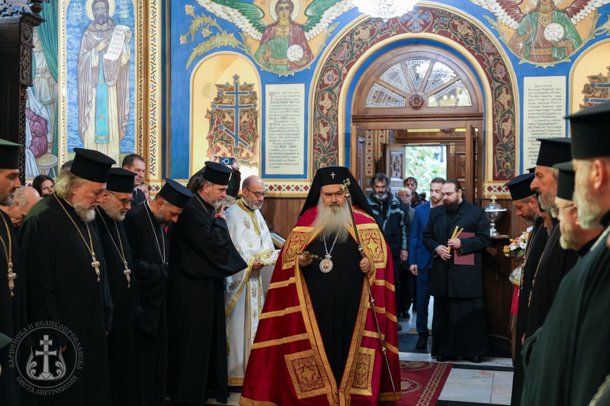 На Петковден Архиерейска света Литургия във варненския храм Света Петка-006.jpg