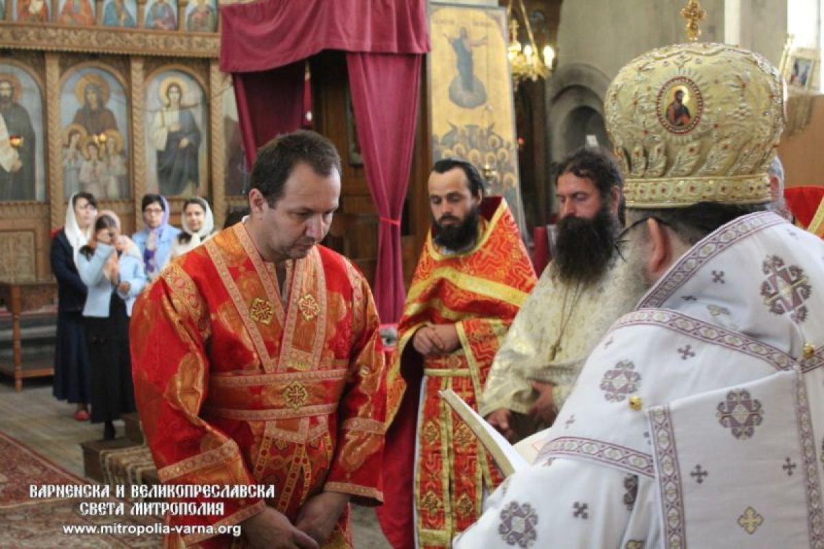 Архиерейска Света Литургия и награждаване с офикия в храм 'Св. Три Светители'  – град Шумен