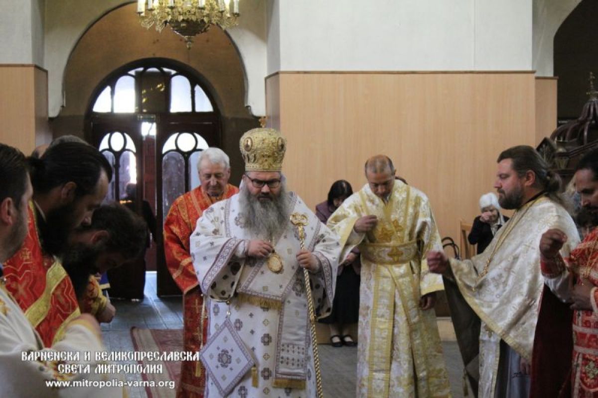 Архиерейска Света Литургия и награждаване с офикия в храм 'Св. Три Светители'  – град Шумен