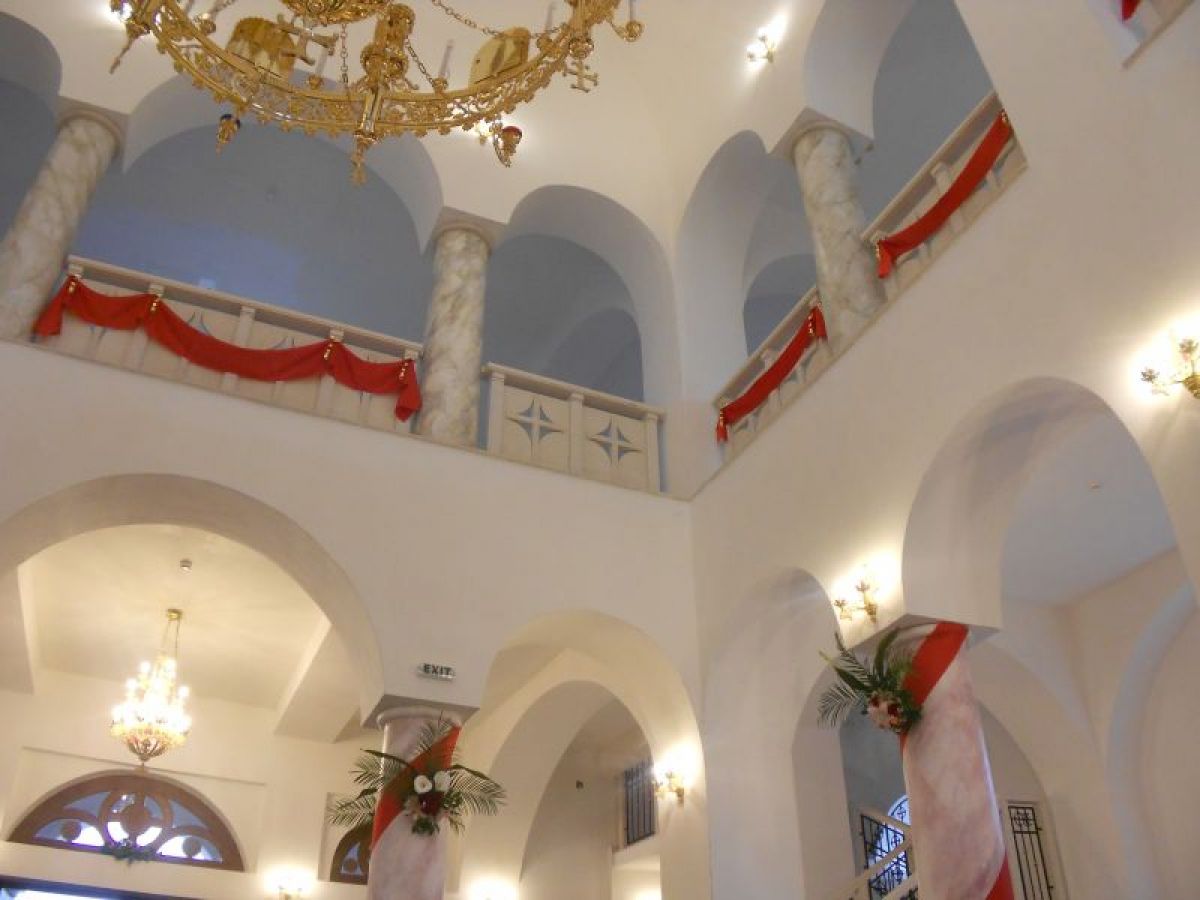 Празнично украсената катедрала в Ловеч