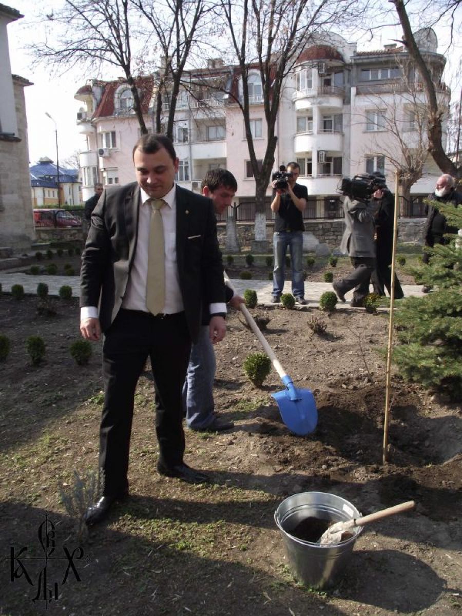 Митрополит Дометиан взе участие в облагородяването на двора на Видинската джамия