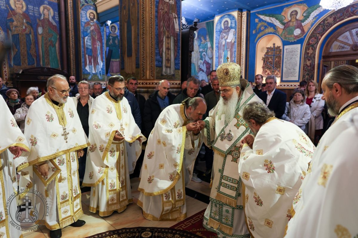 На Петковден Архиерейска света Литургия във варненския храм Света Петка-009.jpg