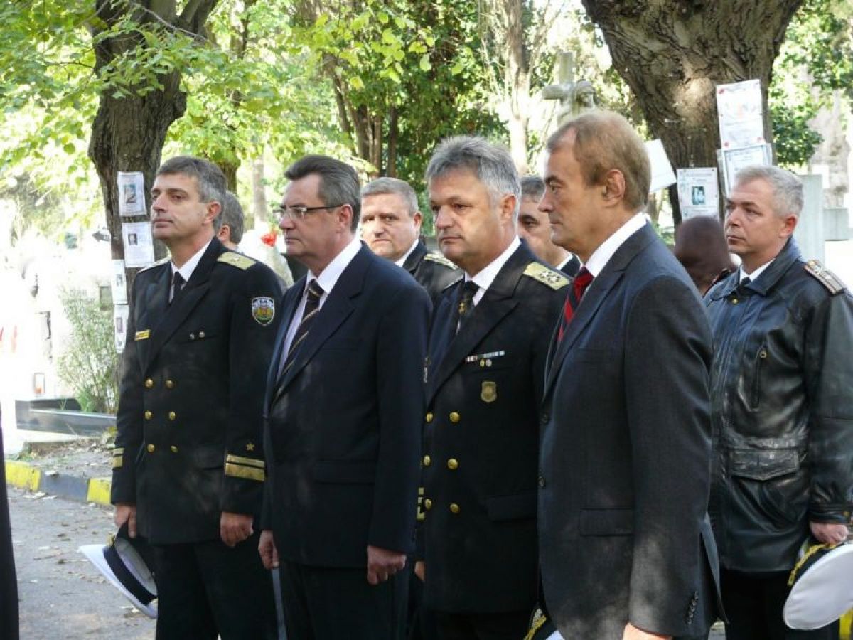 Официалните лица