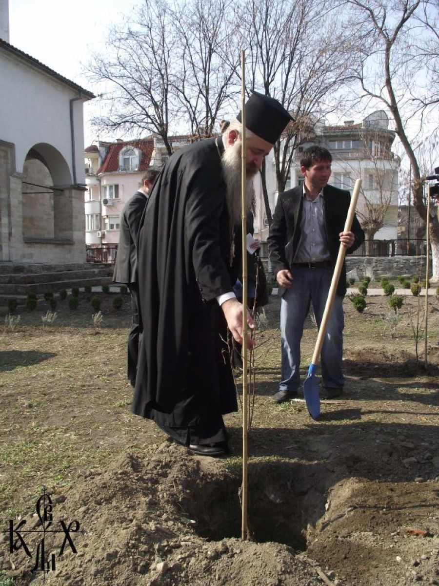 Митрополит Дометиан взе участие в облагородяването на двора на Видинската джамия