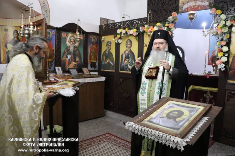 Храмов празник и награждаване с офикия във варненския храм 'Св. ап. Андрей Първозвани'