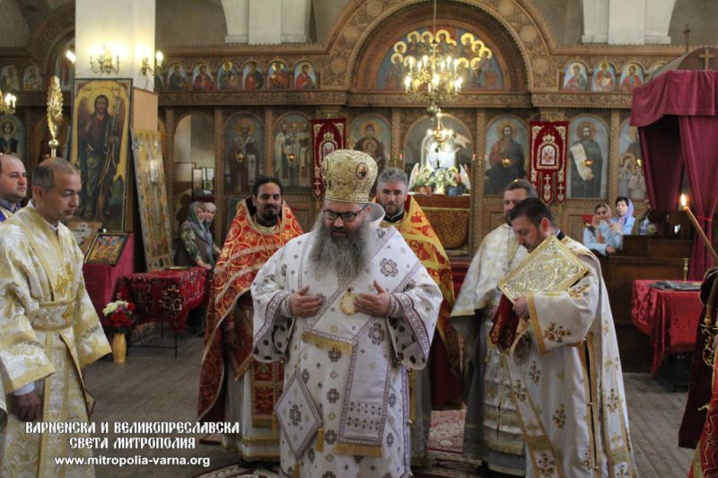 Архиерейска Света Литургия и награждаване с офикия в храм 'Св. Три Светители'  – град Шумен