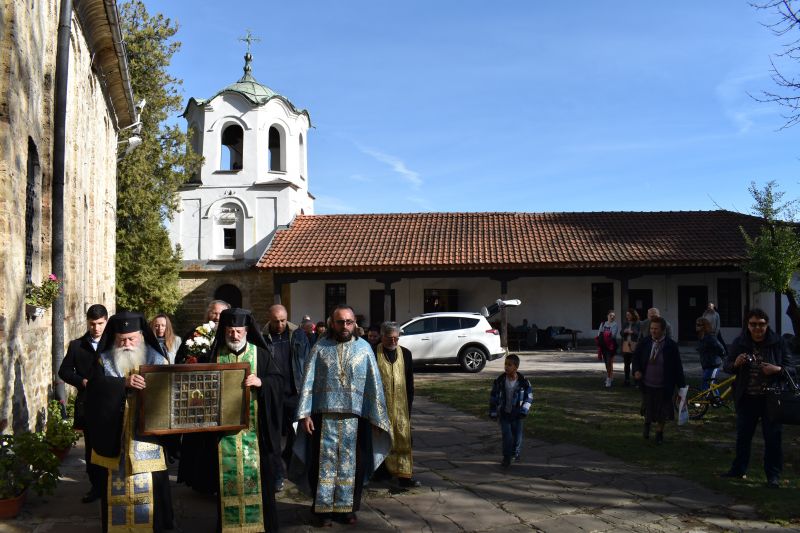 Троян посрещна иконата „Св. Богородица Осеновица“